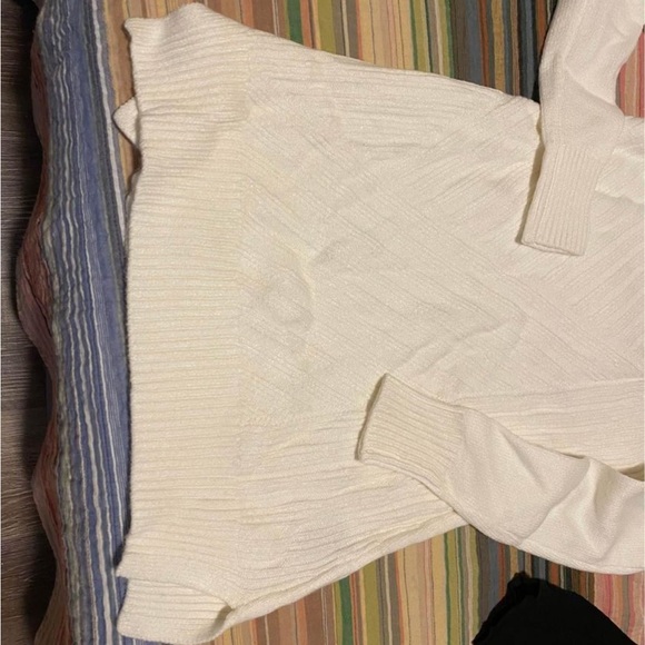 Le Chateau off-white long sleeve split turtleneck , form fitting
- size Xsmall - Picture 4 of 4